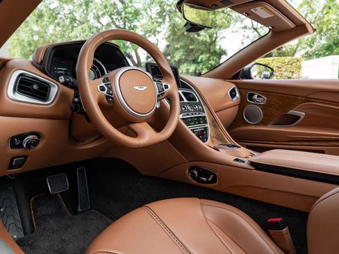 Used 2019 Aston Martin DB11 Volante RWD image 8