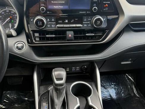 Used 2022 Toyota Highlander XLE AWD/4WD image 37