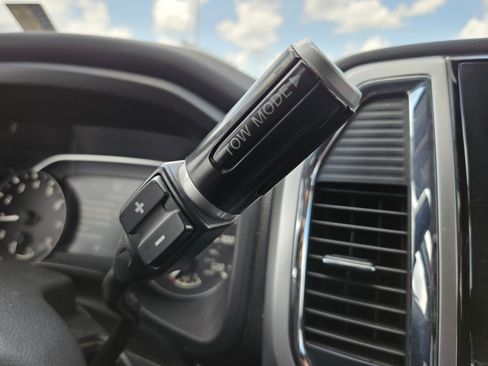 Used 2020 Nissan Titan SV w/ SV Convenience Package RWD image 26