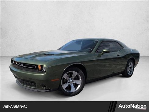Used 2019 Dodge Challenger SXT image 1