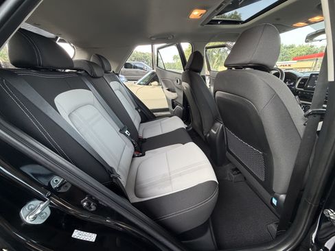 Used 2023 Hyundai Venue SEL w/ Cargo Package FWD image 14