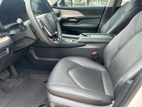 Used 2024 Toyota Grand Highlander Limited image 11