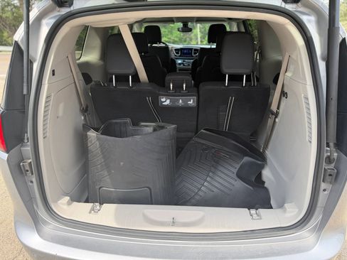 Used 2017 Chrysler Pacifica Touring-L image 20