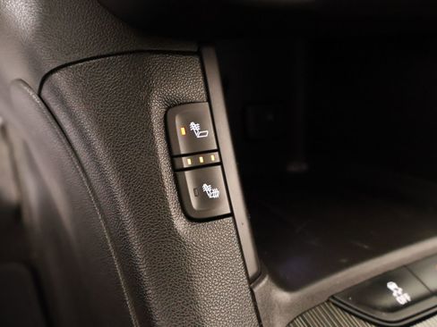 Used 2019 GMC Acadia SLT w/ Black Edition image 7