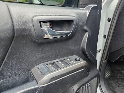 Used 2018 Toyota Tacoma TRD Off-Road AWD/4WD image 30