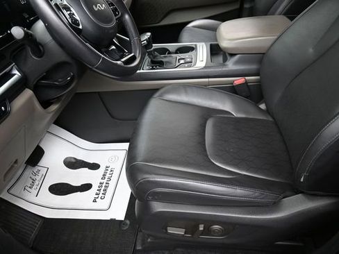 Used 2025 Kia Carnival FWD image 15
