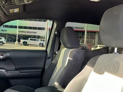 Used 2022 Toyota Tacoma TRD Off-Road image 15