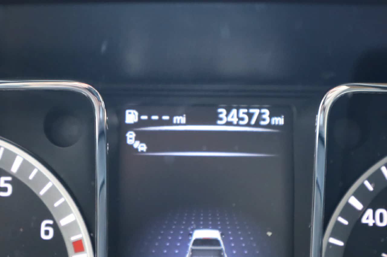 Used 2018 Nissan Titan SV w/ SV Convenience Package RWD image 9