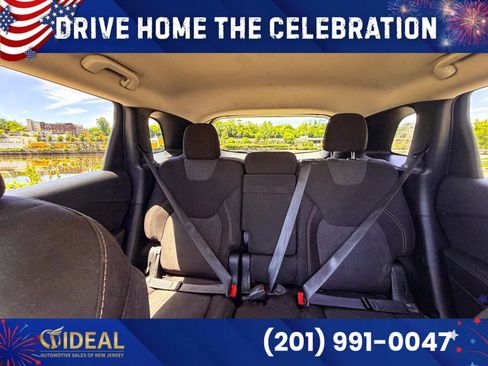 Used 2016 Jeep Cherokee Latitude w/ Cold Weather Group AWD/4WD image 21