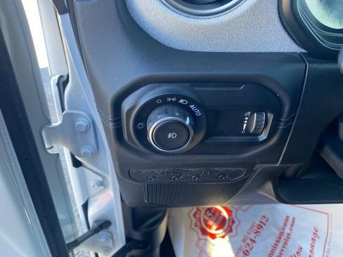 Used 2024 Jeep Wrangler Sahara image 19