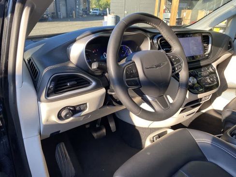 Used 2024 Chrysler Pacifica Limited FWD image 2