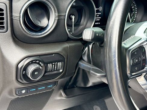 Used 2022 Jeep Wrangler Unlimited Sahara AWD/4WD image 11