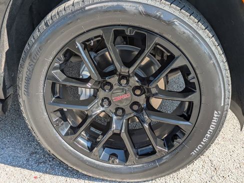 Used 2023 GMC Yukon XL SLT image 8