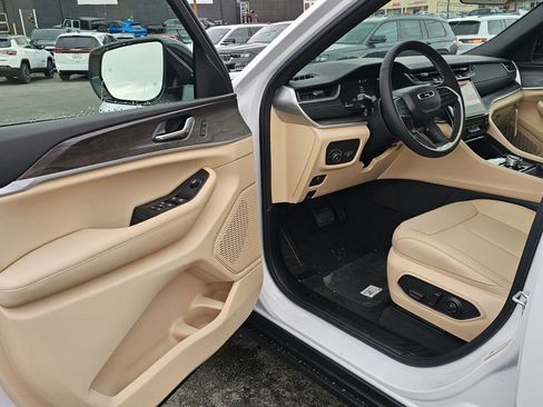 New 2025 Jeep Grand Cherokee L Limited image 19