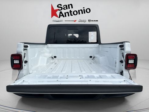 Certified 2021 Jeep Gladiator Overland AWD/4WD image 33