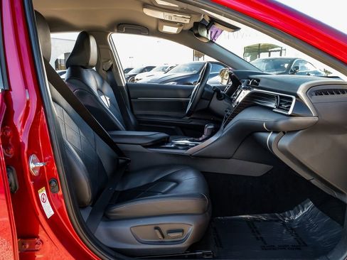 Used 2018 Toyota Camry XLE image 38