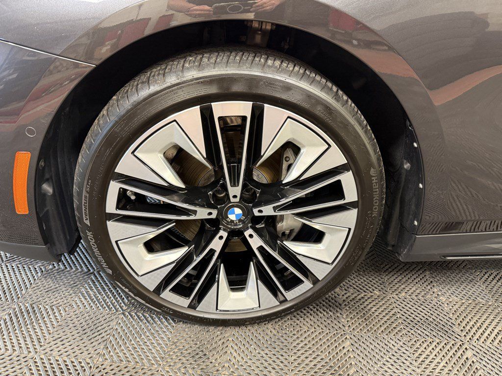Used 2024 BMW 540i xDrive AWD/4WD image 11