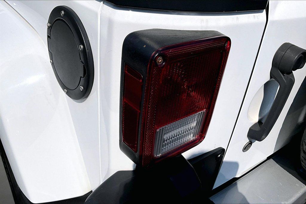 Used 2014 Jeep Wrangler Unlimited Sahara w/ Connectivity Group AWD/4WD image 22