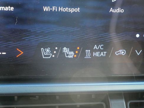 Used 2024 Chevrolet Equinox EV LT FWD image 21