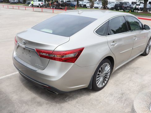 Used 2018 Toyota Avalon Limited FWD image 9