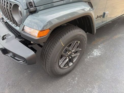 Used 2025 Jeep Gladiator Sport AWD/4WD image 4
