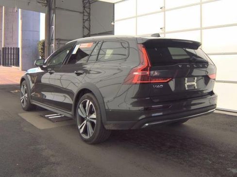 Used 2025 Volvo V60 B5 Cross Country Plus image 2