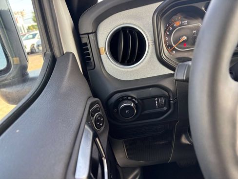 Used 2025 Jeep Wrangler Unlimited Sahara AWD/4WD image 33