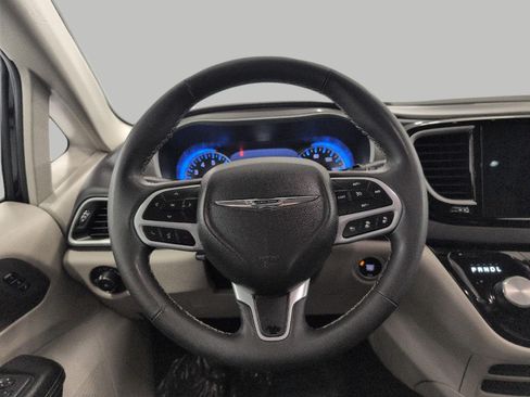 Used 2024 Chrysler Pacifica Touring-L FWD image 6