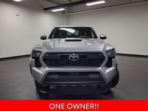 Used 2025 Toyota Tacoma TRD Sport AWD/4WD image 3