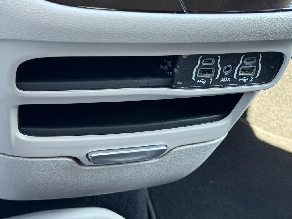 Used 2024 Chrysler Pacifica Touring-L FWD image 23