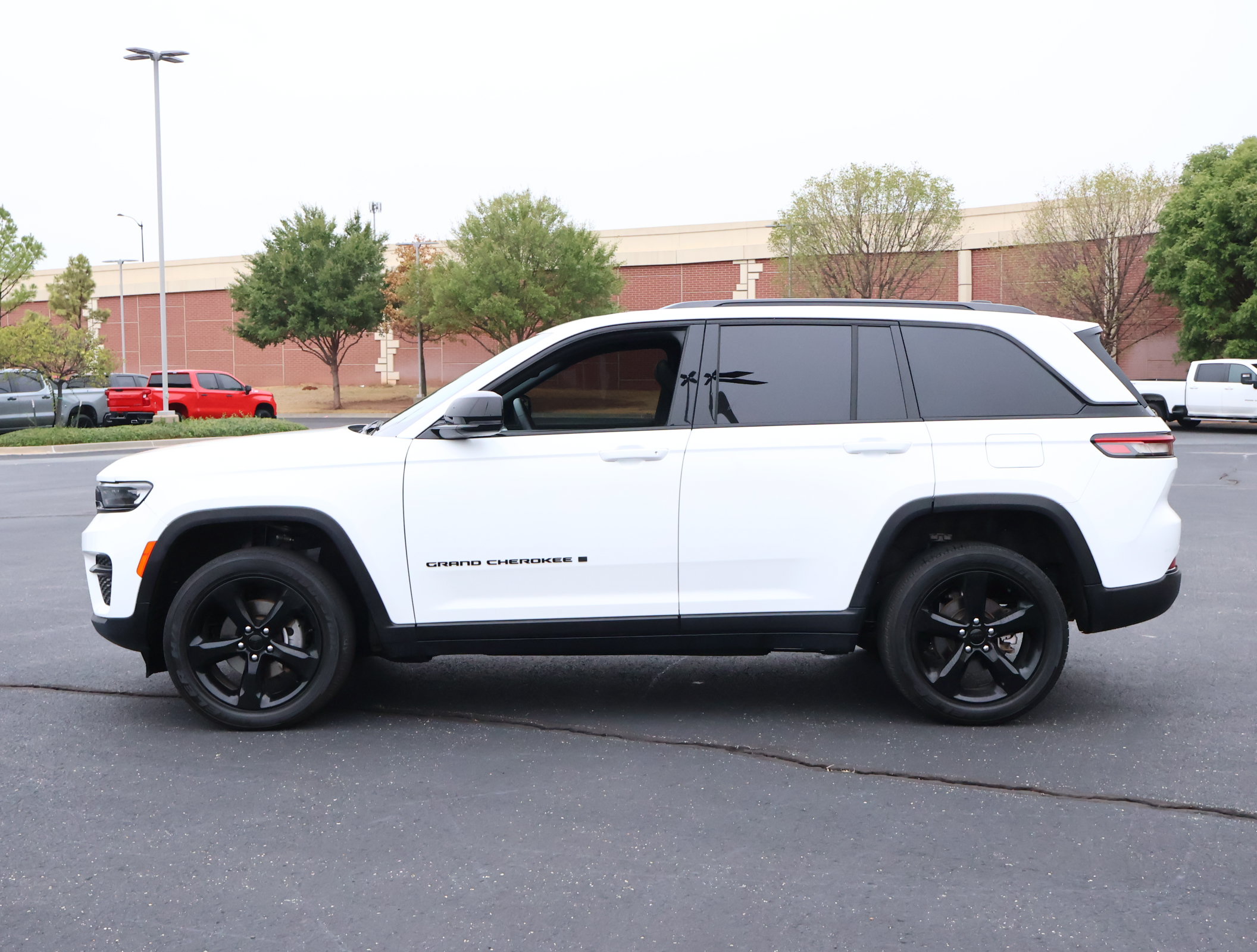 Used 2023 Jeep Grand Cherokee Altitude AWD/4WD image 34
