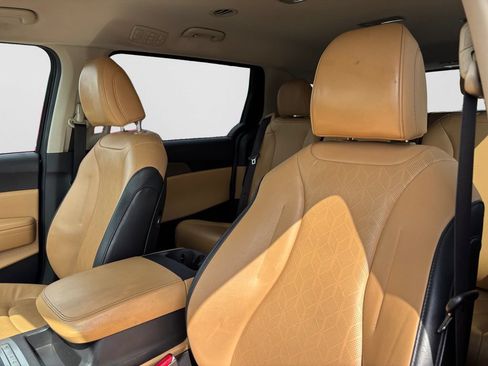 Used 2022 Kia Carnival LX FWD image 33