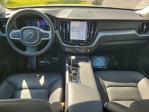 Used 2025 Volvo XC60 B5 Core image 9