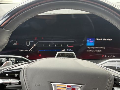 Certified 2025 Cadillac Escalade ESV V AWD/4WD image 24