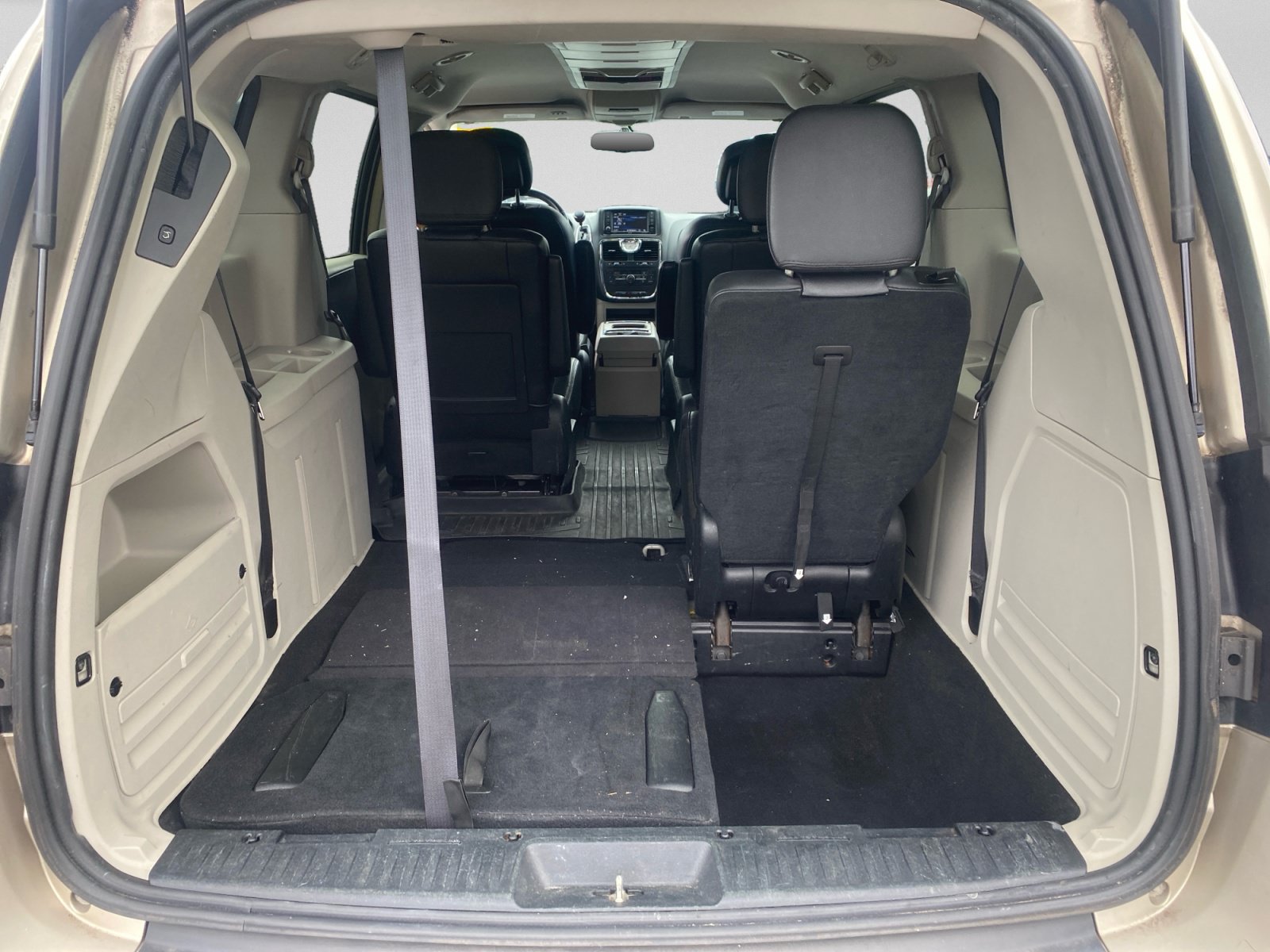 Used 2016 Chrysler Town & Country Touring FWD image 24
