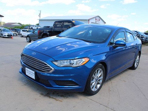 Used 2017 Ford Fusion SE w/ Fusion SE Technology Package FWD image 2