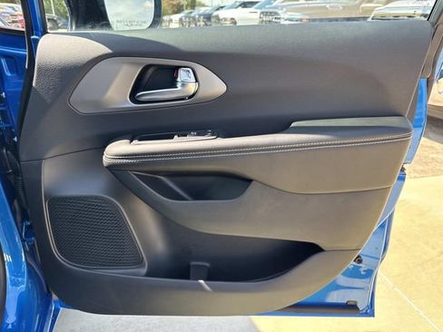 New 2027 Chrysler Pacifica Select AWD/4WD image 15