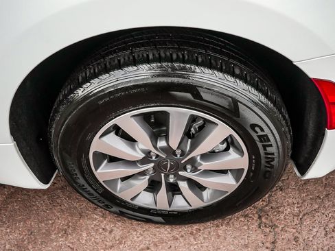 Used 2024 Chrysler Pacifica Limited FWD image 9