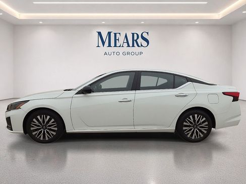 Used 2025 Nissan Altima 2.5 SV FWD image 2
