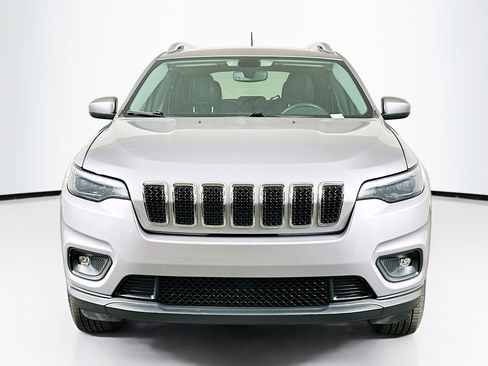 Used 2019 Jeep Cherokee Latitude Plus w/ Comfort/Convenience Group image 2