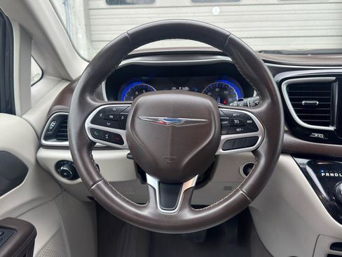 Used 2017 Chrysler Pacifica Touring-L FWD image 19