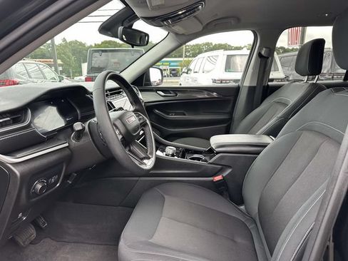 Used 2023 Jeep Grand Cherokee Laredo AWD/4WD image 10