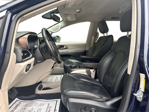 Used 2019 Chrysler Pacifica Touring-L FWD image 11