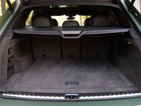 Used 2025 Bentley Bentayga image 23