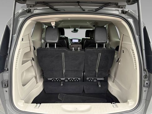 Used 2022 Chrysler Pacifica Touring-L image 22