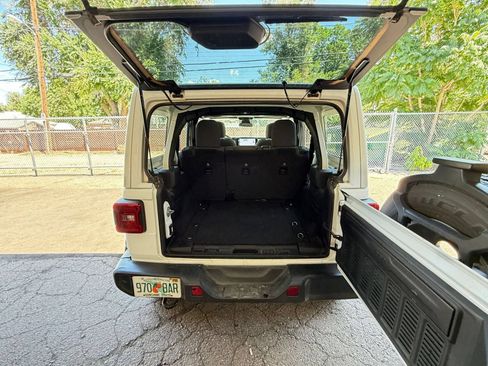 Used 2025 Jeep Wrangler Unlimited Sahara AWD/4WD image 30