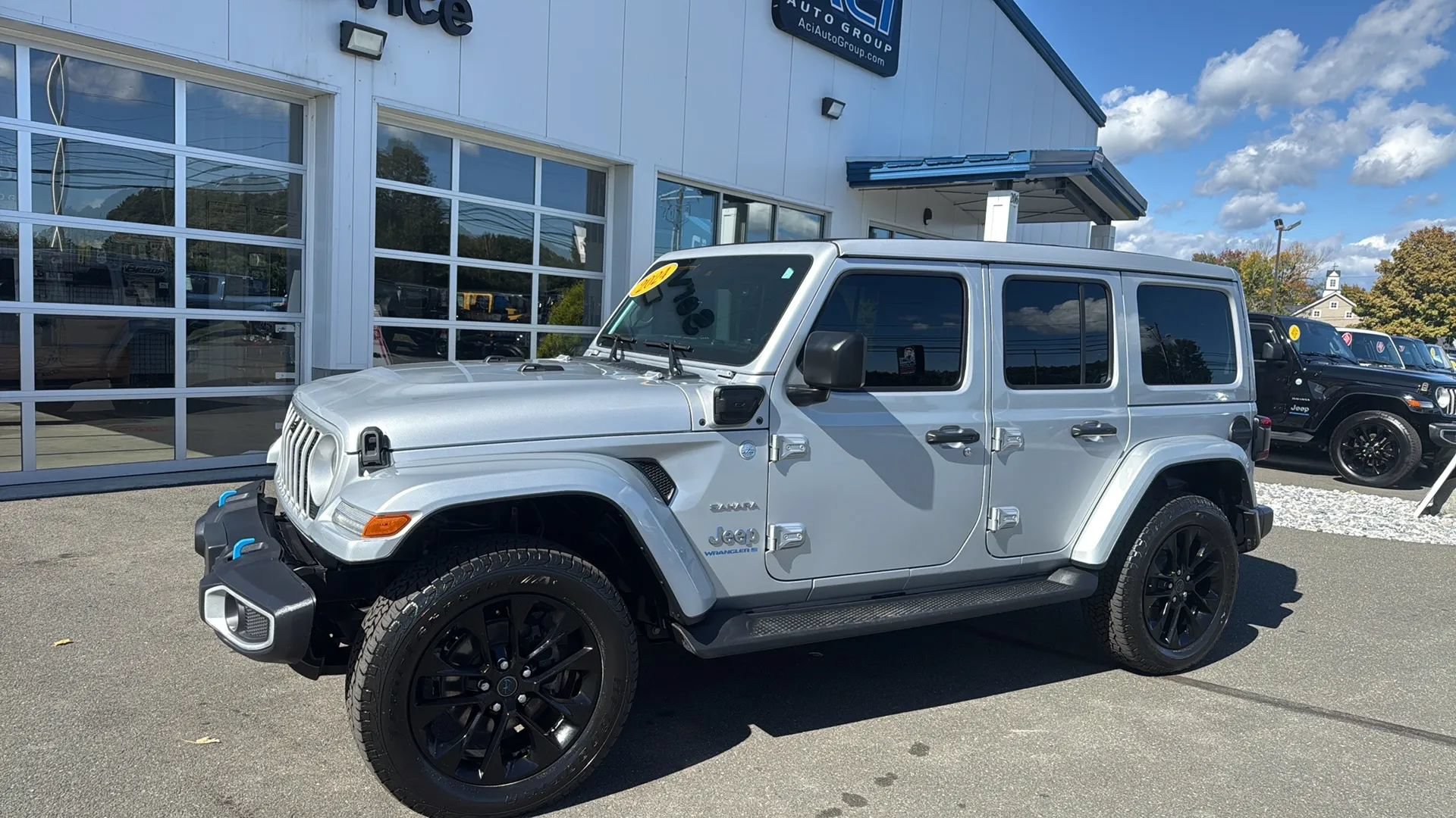 Used 2024 Jeep Wrangler Unlimited Sahara w/ Technology Group AWD/4WD image 18