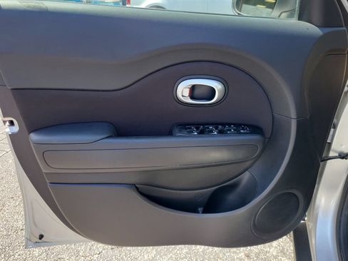 Used 2018 Kia Soul FWD image 17