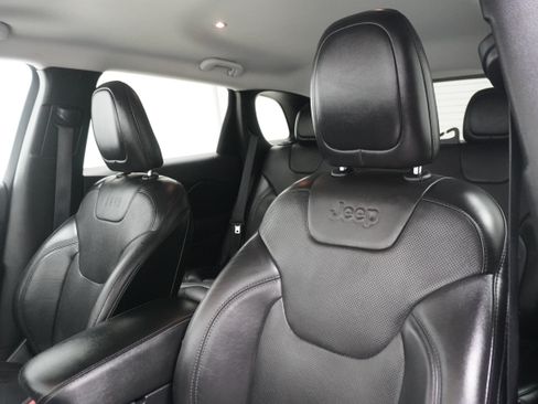 Used 2019 Jeep Cherokee Limited FWD image 11