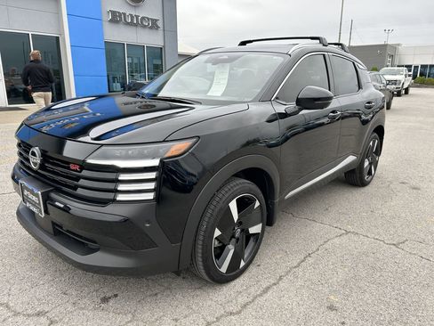 Used 2025 Nissan Kicks SR image 2